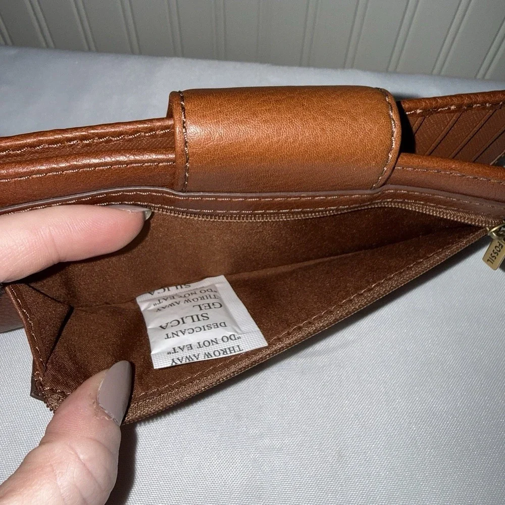 NWT FOSSIL Madison Clutch Brown Pebbled Leather Bi-fold Wallet Card Holder